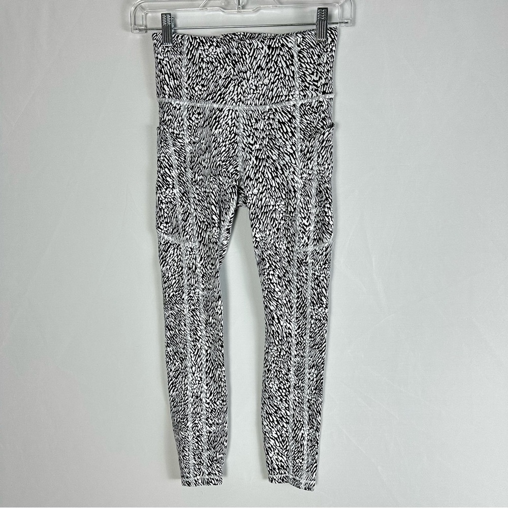 ATHLETA Ultimate Stash II textured 7/8 tight black & white graphic design - XS
